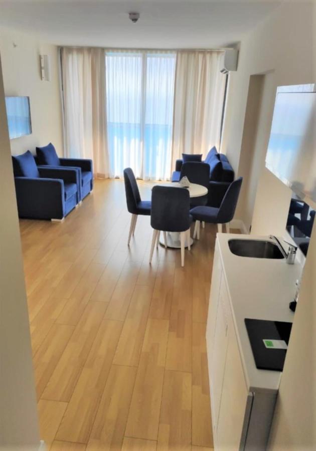 Orbi City - Seaside Apartments Batumi Bagian luar foto